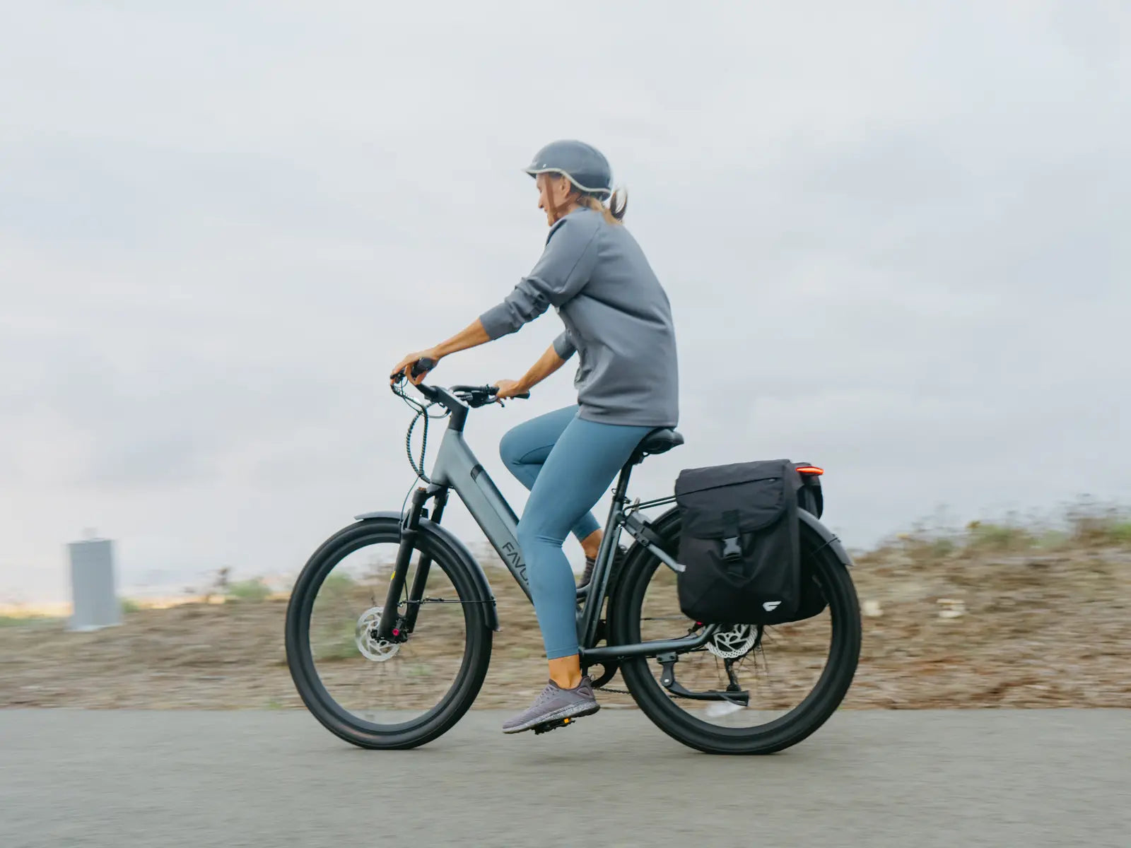 Cycliste sur un vélo électrique urbain Hybrid CSC de FavoriteBikes