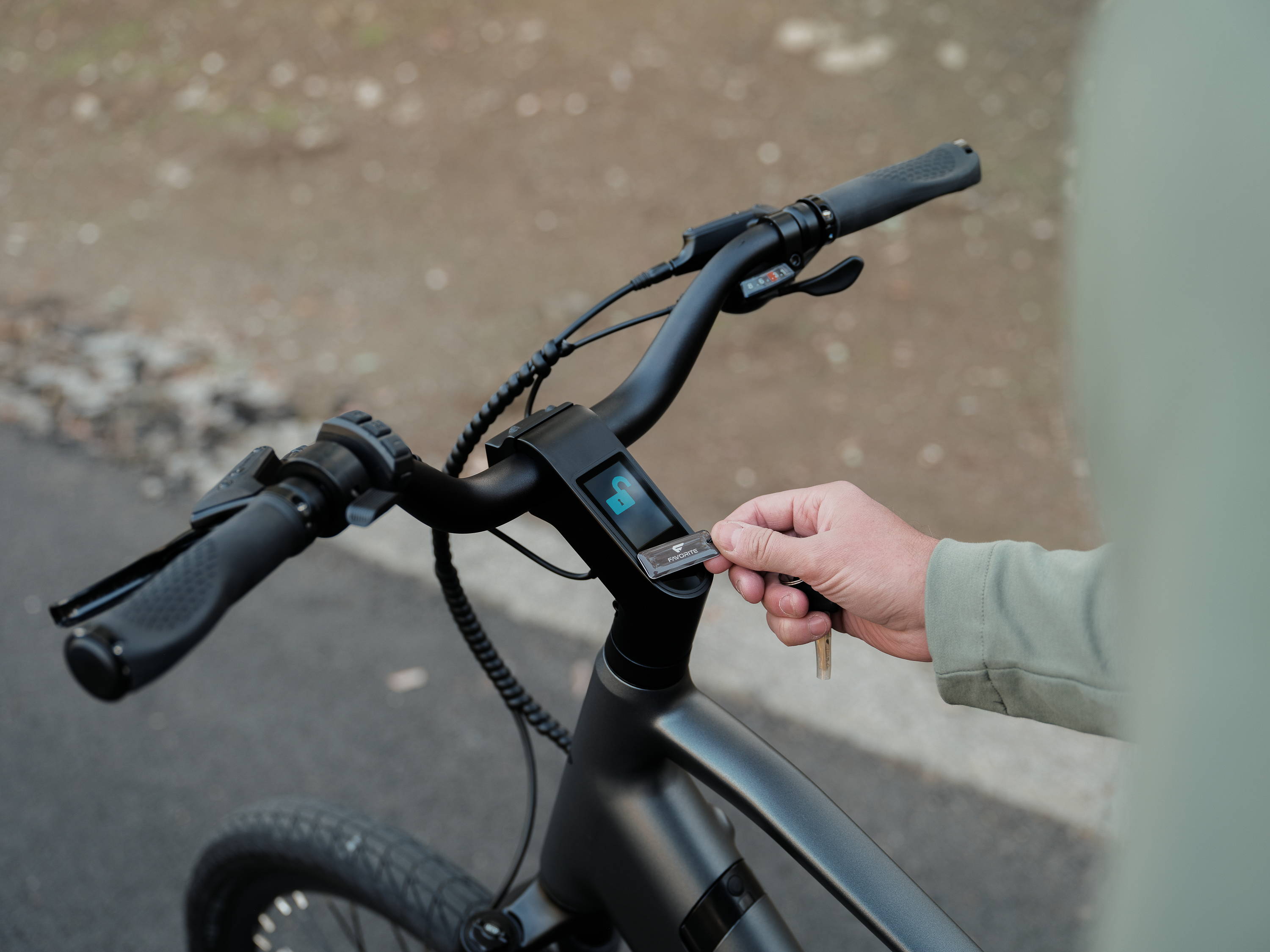 FavoriteBikes handlebar display and phone app navigation in use