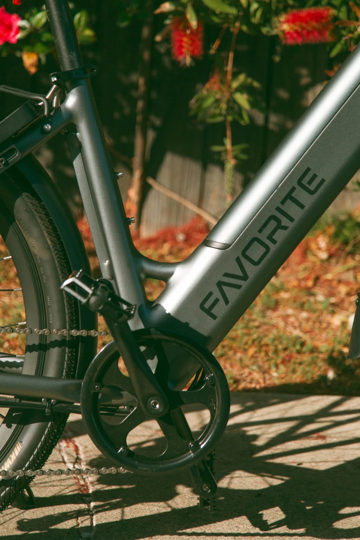 Gros plan du mot-symbole FAVORITE sur le cadre d’un vélo électrique FavoriteBikes.